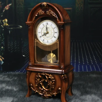 Старинные часы в европейском ретро-стиле, часы для гостиной, домашний модный столик, антикварные украшения, часы с маятником, время на часах.